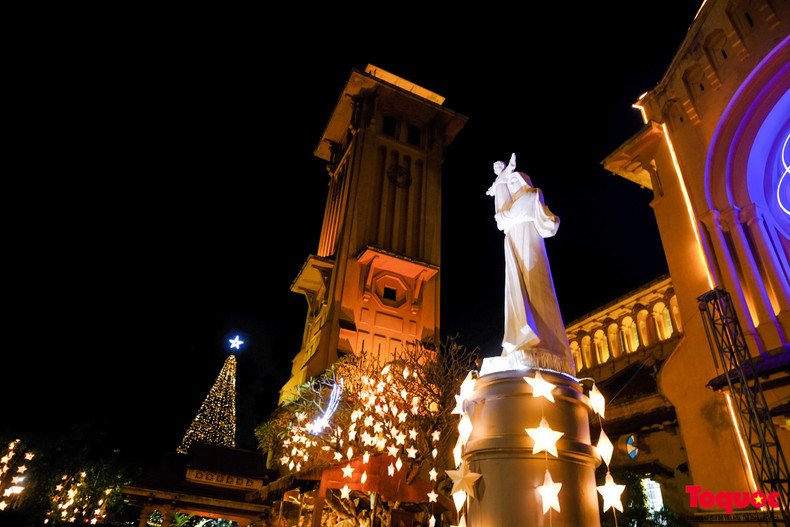 La estatua de la Virgen María destaca en la iglesia. La estatua de la Virgen María destaca en la iglesia.