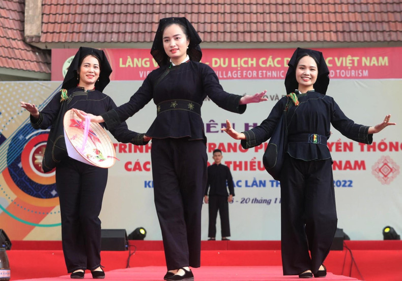 Trajes tradicionales de mujeres de la etnia Tay. Trajes tradicionales de mujeres de la etnia Tay.