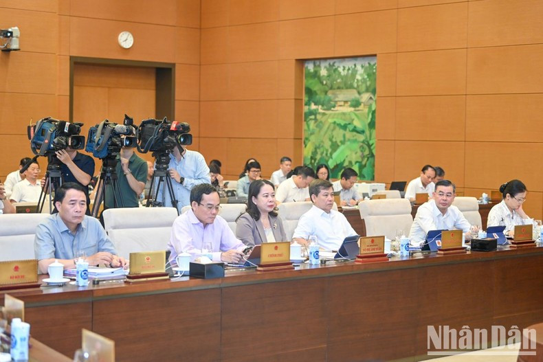 Asisten a la reunión la vicepresidenta Vo Thi Anh Xuan, el viceprimer ministro Tran Luu Quang y otros delegados. Asisten a la reunión la vicepresidenta Vo Thi Anh Xuan, el viceprimer ministro Tran Luu Quang y otros delegados.