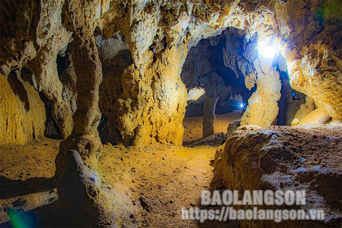 El interior de la cueva se mantiene virgen, sin impacto humano.