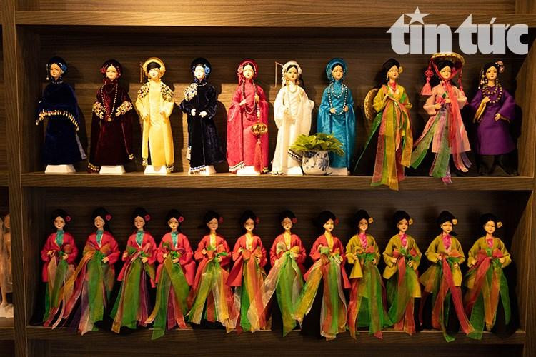 Ha diseñado 46 modelos de muñecas con trajes de las etnias (de 54 grupos étnicos) con unas cinco mil muñecas, que tienen dos tamaños, de 25cm y 35cm. (Foto: Periódico Tin Tuc) Ha diseñado 46 modelos de muñecas con trajes de las etnias (de 54 grupos étnicos) con unas cinco mil muñecas, que tienen dos tamaños, de 25cm y 35cm. (Foto: Periódico Tin Tuc)