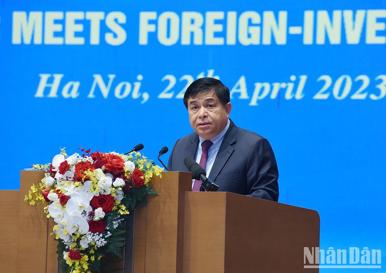 El ministro de Planificación e Inversión, Nguyen Chi Dung, interviene en el evento. El ministro de Planificación e Inversión, Nguyen Chi Dung, interviene en el evento.