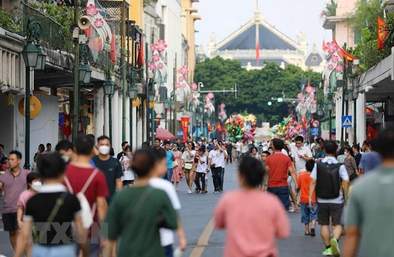 Numerosos visitantes recorren el área alrededor del lago Hoan Kiem. Numerosos visitantes recorren el área alrededor del lago Hoan Kiem.
