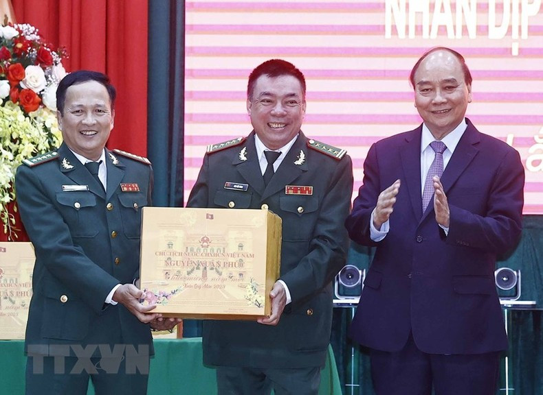 El presidente Nguyen Xuan Phuc entrega obsequios del Tet a los oficiales y soldados. El presidente Nguyen Xuan Phuc entrega obsequios del Tet a los oficiales y soldados.