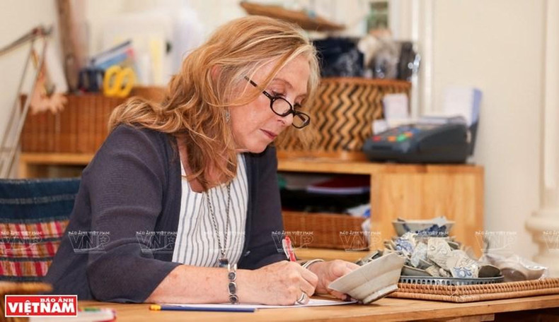 Los trozos de cerámica son cuidadosamente trabajados para convertirlos en accesorios especiales. (Foto: VNA)