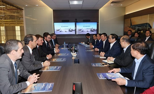 El primer ministro Pham MInh Chinh sostiene reunión con el presidente y director ejecutivo de Embraer, Francisco Gomes Neto.