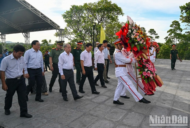 Las autoridades de Thua Thien-Hue ofrecen flores e inciensos en el sitio. Las autoridades de Thua Thien-Hue ofrecen flores e inciensos en el sitio.