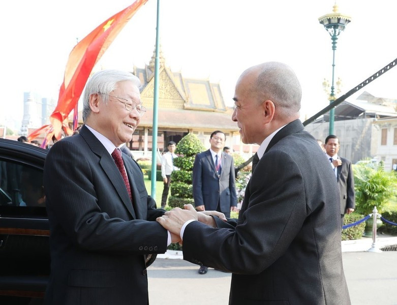 El rey de Camboya, Norodom Sihamoni, recibe al secretario general del PCV y presidente de Vietnam, Nguyen Phu Trong, durante su visita al país vecino, el 25 de febrero de 2019 en Phnom Penh. Foto: Tri Dung - VNA