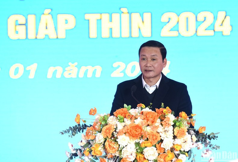 El presidente del Comité Popular de Thanh Hoa, Do Minh Tuan, presenta un informe sobre el trabajo del bienestar social de la localidad. El presidente del Comité Popular de Thanh Hoa, Do Minh Tuan, presenta un informe sobre el trabajo del bienestar social de la localidad.