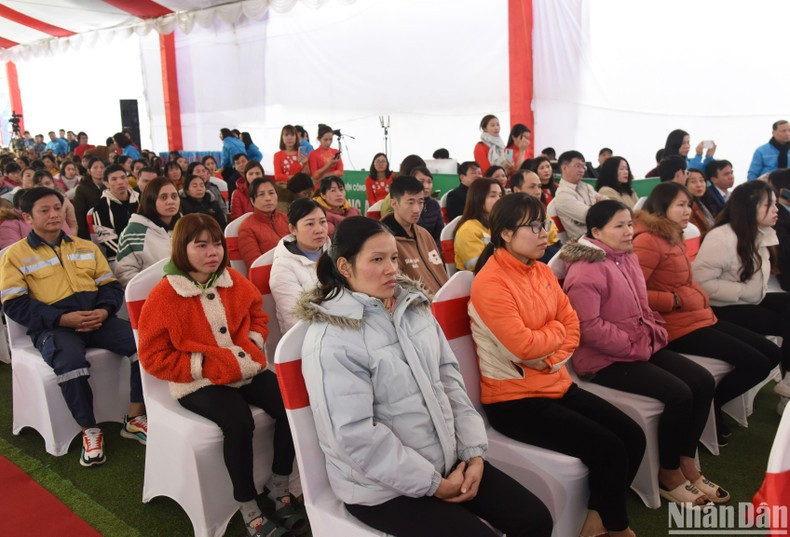 Partcipa en el acto una gran cantidad de población local. Partcipa en el acto una gran cantidad de población local.