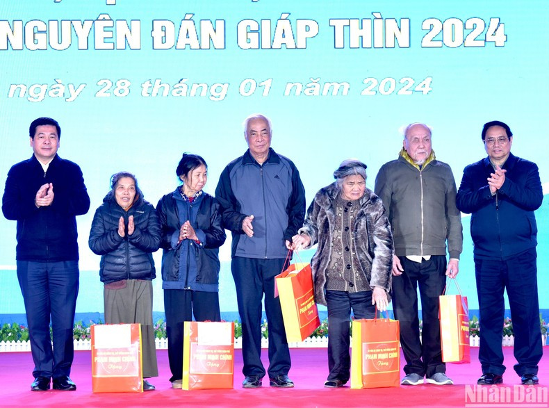 Minh Chinh entrega regalos de Tet a cinco hogares beneficiarios de políticas sociales en el programa. Minh Chinh entrega regalos de Tet a cinco hogares beneficiarios de políticas sociales en el programa.