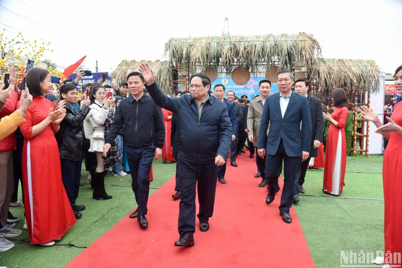 Minh Chinh participa en el Programa Festival de bienvenida a la Primavera 2024 dedicado a los trabajadores, celebrado en el Parque industrial Hoang Long. Minh Chinh participa en el Programa Festival de bienvenida a la Primavera 2024 dedicado a los trabajadores, celebrado en el Parque industrial Hoang Long.