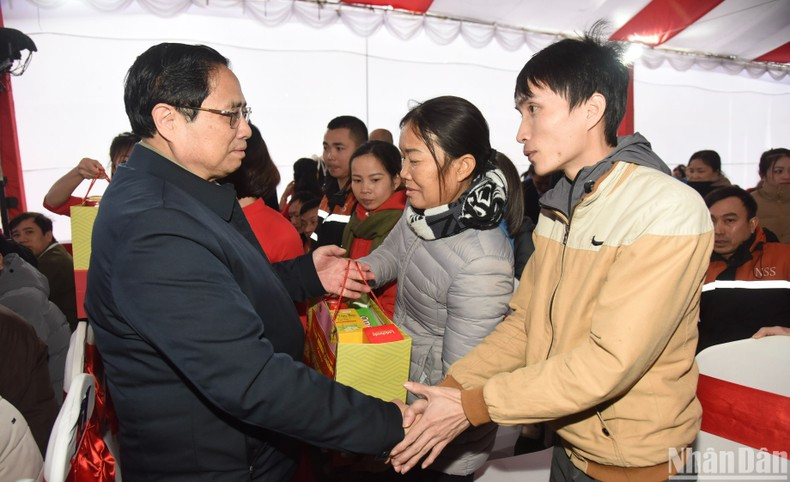 Minh Chinh entrega obsequios a personas en circunstancias difíciles en Thanh Hoa. Minh Chinh entrega obsequios a personas en circunstancias difíciles en Thanh Hoa.