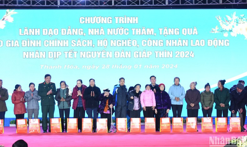 Entrega de obsequios de Tet a personas desfavorecidas en Thanh Hoa. Entrega de obsequios de Tet a personas desfavorecidas en Thanh Hoa.