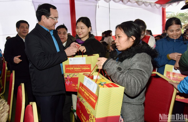 El presidente de la Confederación General del Trabajo de Vietnam, Nguyen Dinh Khang, entrega regalos de Tet a los trabajadores. El presidente de la Confederación General del Trabajo de Vietnam, Nguyen Dinh Khang, entrega regalos de Tet a los trabajadores.
