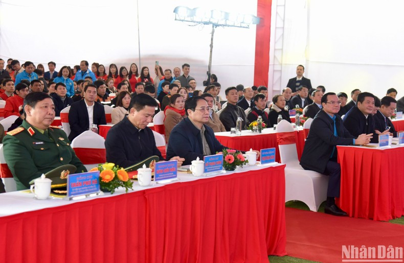 Minh Chinh en el acto. Minh Chinh en el acto.