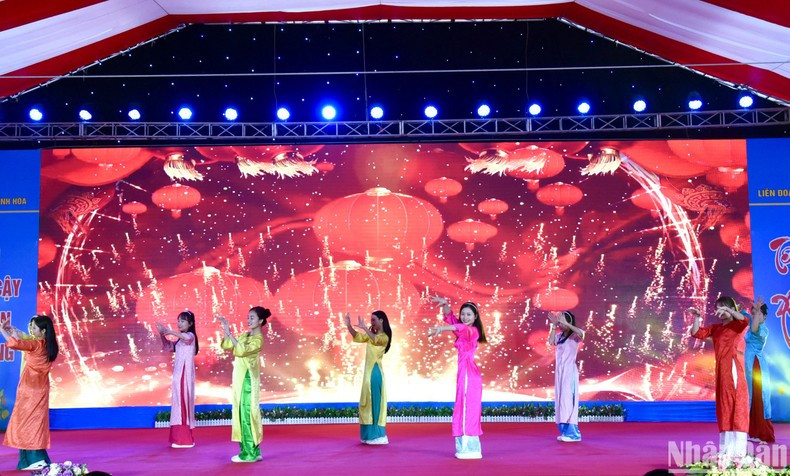 Una actuación artística en la cita. Una actuación artística en la cita.