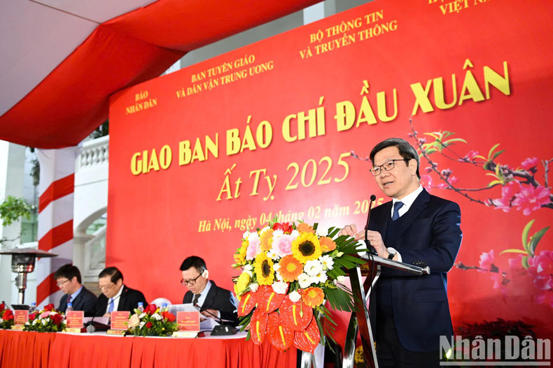 Tong Van Thanh, director del Departamento de Prensa y Publicaciones de la Comisión de Comunicación, Educación y Movilización de Masas del Comité Central del PCV, en la cita. Tong Van Thanh, director del Departamento de Prensa y Publicaciones de la Comisión de Comunicación, Educación y Movilización de Masas del Comité Central del PCV, en la cita.