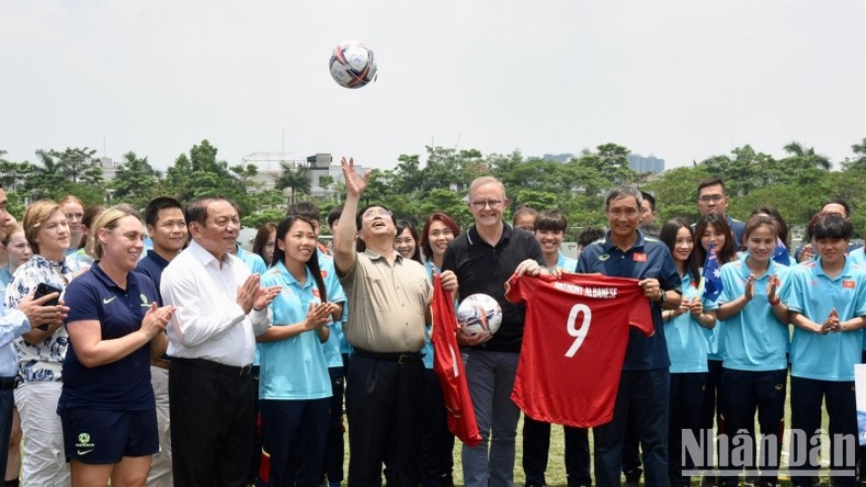 El primer ministro Pham Minh Chinh con el balón entregado por el cuerpo técnico y las jugadoras de la selección vietnamita de fútbol femenino.