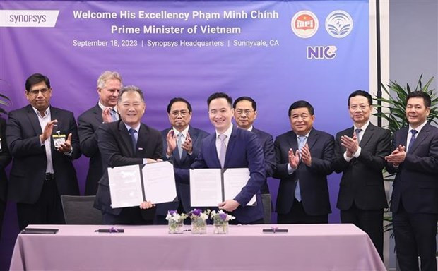 El primer ministro Pham Minh Chinh presencia la firma de un acuerdo de cooperación entre el Ministerio de Información y Comunicación de Vietnam y la empresa Synopsys. El primer ministro Pham Minh Chinh presencia la firma de un acuerdo de cooperación entre el Ministerio de Información y Comunicación de Vietnam y la empresa Synopsys.