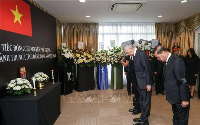 Lee Hsien Loong, secretario general del Partido Acción Popular (PAP) y ex primer ministro de Singapur, rinde homenaje al secretario general Nguyen Phu Trong. (Foto: VNA) Lee Hsien Loong, secretario general del Partido Acción Popular (PAP) y ex primer ministro de Singapur, rinde homenaje al secretario general Nguyen Phu Trong. (Foto: VNA)