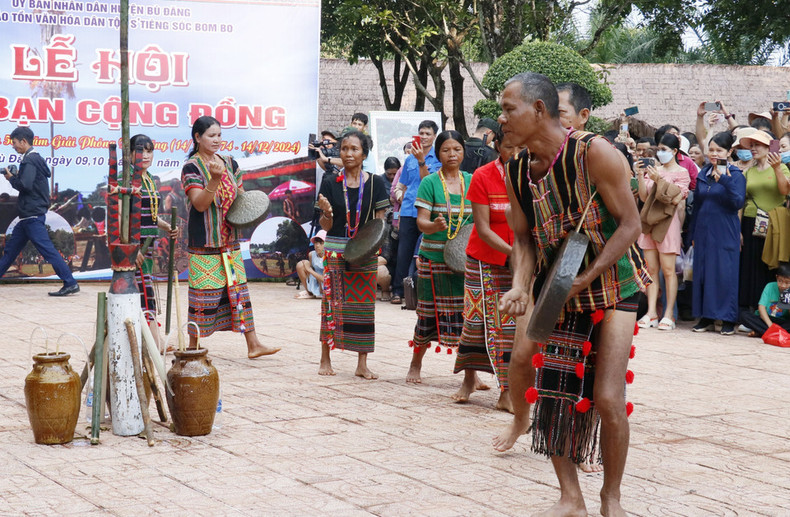Recreación del Festival de la Amistad Comunitaria del pueblo Stieng en el Área de Conservación Cultural Étnica Stieng en la aldea de Bom Bo.