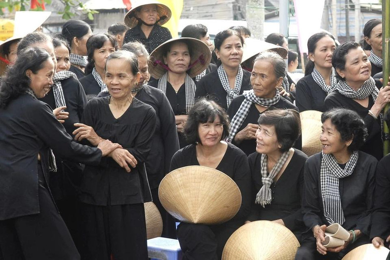 El "Ejército de pelo largo" que participó en el movimiento Dong Khoi (1960) en la comuna de Dinh Thuy, distrito de Mo Cay Nam, provincia de Ben Tre, se reunió con motivo del 50 aniversario del acontecimiento (17 de enero de 2010). Foto: VNA El "Ejército de pelo largo" que participó en el movimiento Dong Khoi (1960) en la comuna de Dinh Thuy, distrito de Mo Cay Nam, provincia de Ben Tre, se reunió con motivo del 50 aniversario del acontecimiento (17 de enero de 2010). Foto: VNA