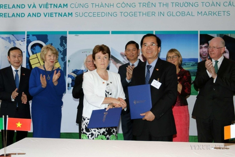 El presidente de la República de Irlanda, Michael Daniel Higgins, y su esposa y los líderes de Ciudad Ho Chi Minh presencian la firma de un Memorando de Entendimiento entre los socios irlandeses y vietnamitas (Ciudad Ho Chi Minh, el 11 de noviembre de 2016). El presidente de la República de Irlanda, Michael Daniel Higgins, y su esposa y los líderes de Ciudad Ho Chi Minh presencian la firma de un Memorando de Entendimiento entre los socios irlandeses y vietnamitas (Ciudad Ho Chi Minh, el 11 de noviembre de 2016).