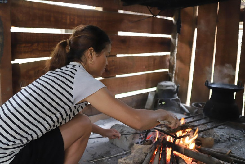 Las mujeres de la etnia O Du preparan platos tradicionales en la cocina de la familia.
