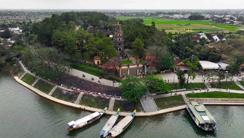 La Pagoda Thien Mu (Pagoda Linh Mu), ubicada en la colina Ha Khe, en la margen izquierda del río Huong, es un destino popular entre los turistas que visitan Hue.