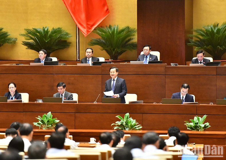 El viceprimer ministro Le Minh Khai interviene.