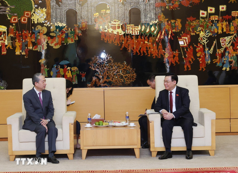 El embajador chino en Vietnam, Xiong Bo, despide al presidente del Parlamento, Vuong Dinh Hue, en el aeropuerto internacional de Noi Bai. El embajador chino en Vietnam, Xiong Bo, despide al presidente del Parlamento, Vuong Dinh Hue, en el aeropuerto internacional de Noi Bai.