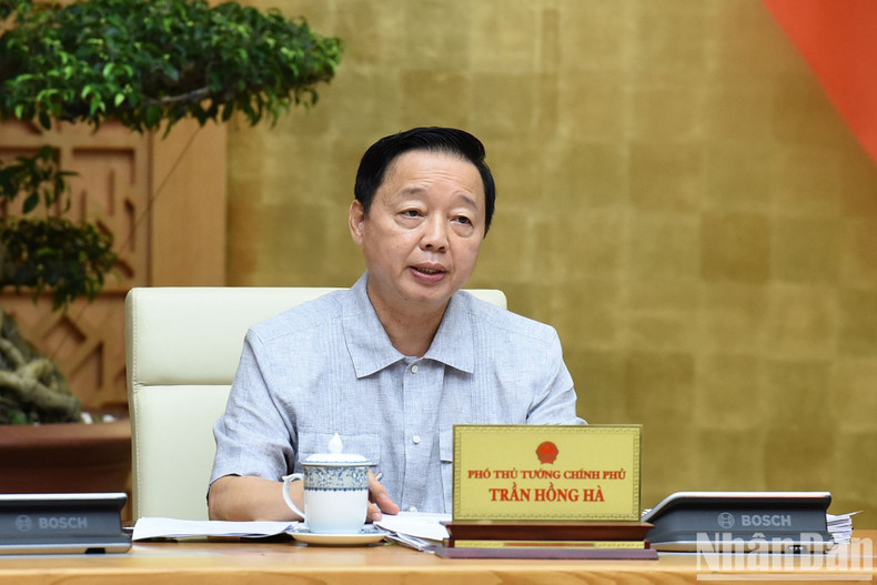 El viceprimer ministro Tran Hong Ha habla en la reunión. El viceprimer ministro Tran Hong Ha habla en la reunión.