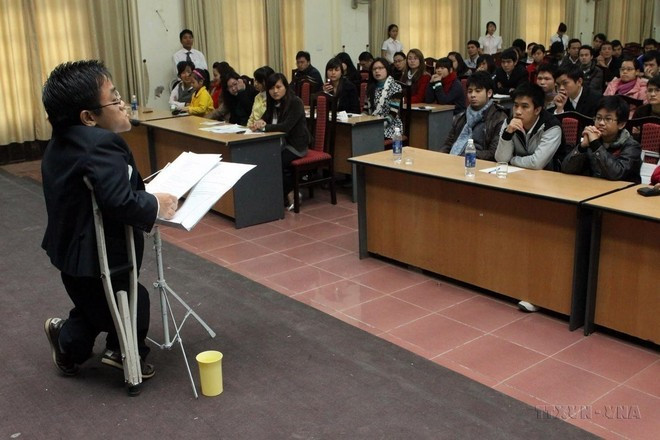 Nguyen Son Lam (nacido en 1982 en la provincia de Quang Ninh) mide sólo 90 centímetros y pesa 27 kilogramos, con ambos pies atrofiados por el Agente Naranja que recibió su padre, completó dos grados universitarios en idioma inglés y japonés, domina la comunicación en francés y participa activamente en actividades sociales. (Foto: VNA) Nguyen Son Lam (nacido en 1982 en la provincia de Quang Ninh) mide sólo 90 centímetros y pesa 27 kilogramos, con ambos pies atrofiados por el Agente Naranja que recibió su padre, completó dos grados universitarios en idioma inglés y japonés, domina la comunicación en francés y participa activamente en actividades sociales. (Foto: VNA)