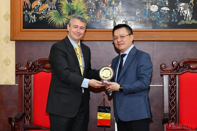 El presidente-editor del periódico Nhan Dan, Le Quoc Minh entrega un regalo de recuerdo al embajador belga, Karl Hendrik Margareta Van Den Bossche. El presidente-editor del periódico Nhan Dan, Le Quoc Minh entrega un regalo de recuerdo al embajador belga, Karl Hendrik Margareta Van Den Bossche.