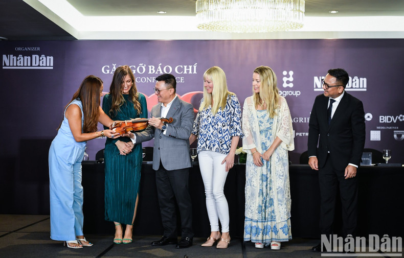 Quoc Minh recibe el regalo de la banda BOND. Quoc Minh recibe el regalo de la banda BOND.