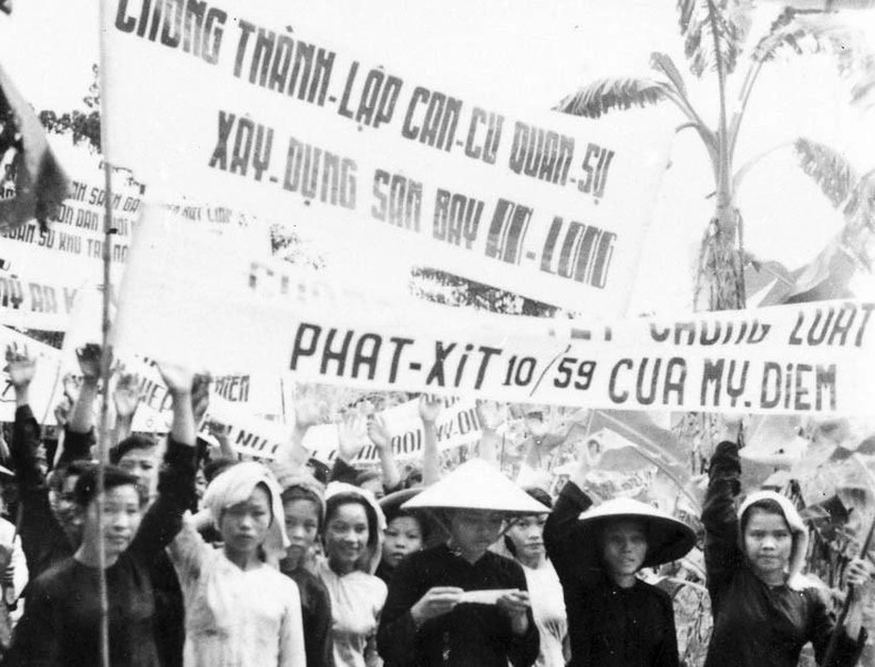 El "Ejército de pelo largo" de Ben Tre se manifestó para exigir la abolición de la ley fascista 10/59 y la formación de un gobierno democrático progresista y contra la construcción de bases militares por parte de Estados Unidos y el régimen Ngo Dinh Diem. Foto: Archivo de VNA. El "Ejército de pelo largo" de Ben Tre se manifestó para exigir la abolición de la ley fascista 10/59 y la formación de un gobierno democrático progresista y contra la construcción de bases militares por parte de Estados Unidos y el régimen Ngo Dinh Diem. Foto: Archivo de VNA.
