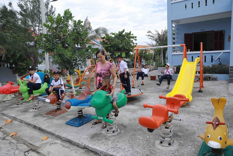 Se han construido centros deportivos y de entretenimiento en el distrito isleño de Truong Sa, lo cual contribuye a mejorar la vida espiritual de las personas que residen en este lugar.