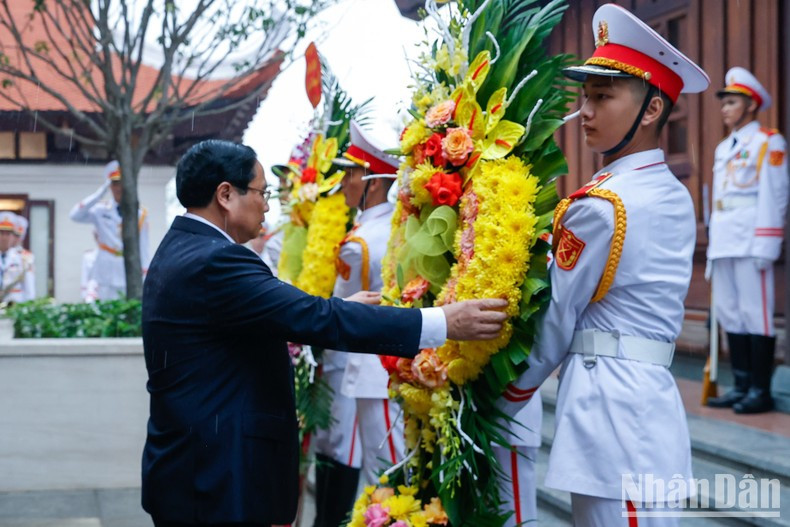 Minh Chinh ofrece flores para rendir homenaje a los mártires heroicos. Minh Chinh ofrece flores para rendir homenaje a los mártires heroicos.