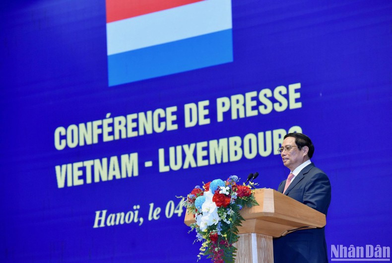 Minh Chinh interviene en la rueda de prensa.