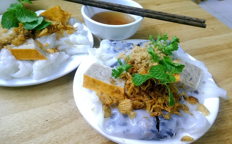 Banh cuon se enrolla con un relleno de carne picada y oreja de madera, se sirve con hierbas, cebollas fritas con salsa de pescado y jamón vietnamita. El sabor del Banh cuon depende del tazón de salsa de pescado que lo acompañe. Banh cuon se enrolla con un relleno de carne picada y oreja de madera, se sirve con hierbas, cebollas fritas con salsa de pescado y jamón vietnamita. El sabor del Banh cuon depende del tazón de salsa de pescado que lo acompañe.