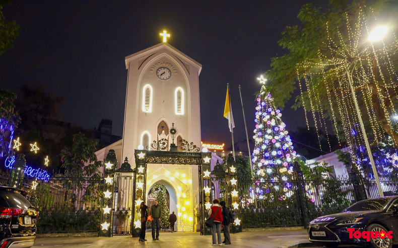 La iglesia de Ham Long atrae a mucha gente en esta época navideña. La iglesia de Ham Long atrae a mucha gente en esta época navideña.