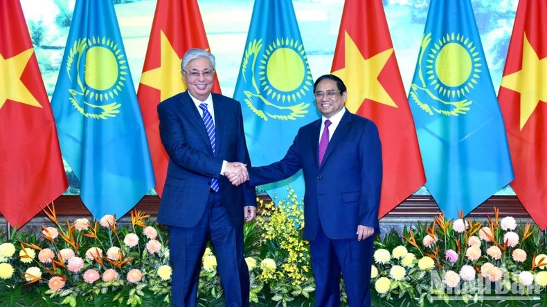 Minh Chinh y Kassym-Jomart Tokayev.