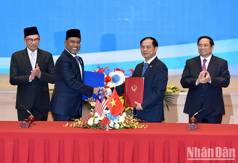 La rúbrica del Acta de la séptima sesión del Comité Mixto sobre cooperación económica, científica y técnica Vietnam-Malasia.