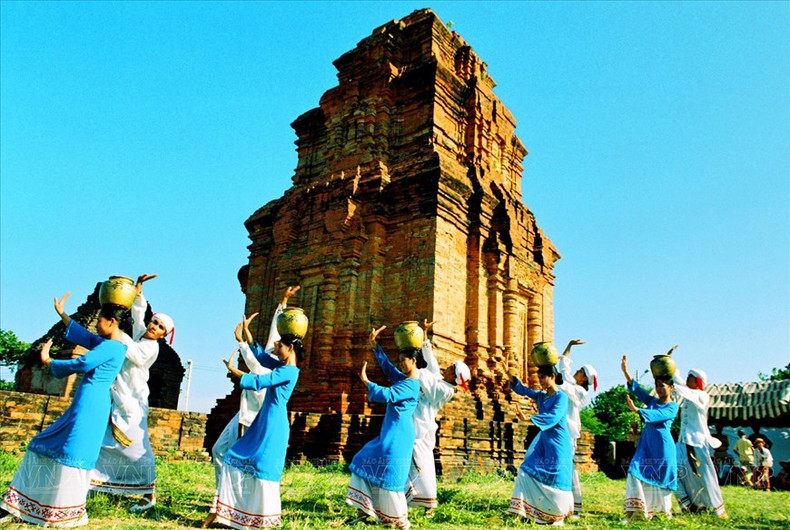 El Festival Kate del pueblo étnico Cham se celebra anualmente en la torre Po Sah Inu Cham. (Foto: Archivos de la Revista Vietnam)