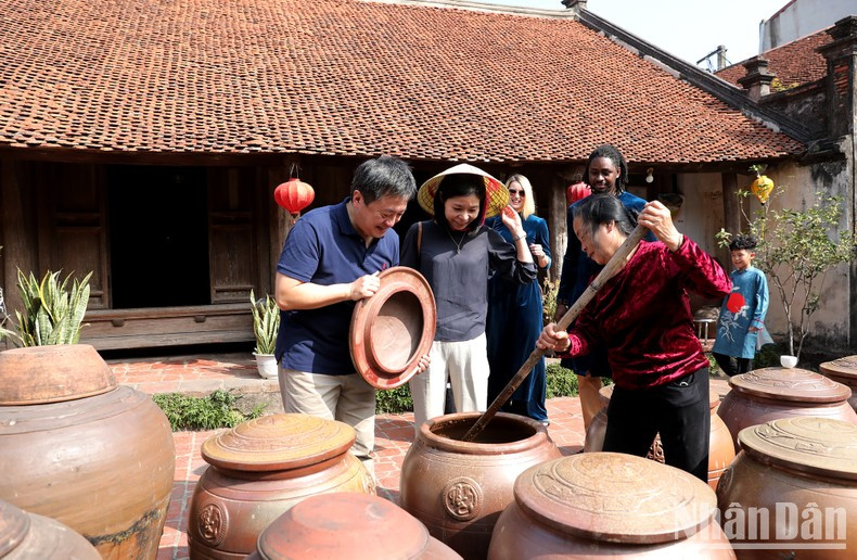 Practican el oficio tradicional de hacer salsa de soja en el pueblo de Duong Lam. Practican el oficio tradicional de hacer salsa de soja en el pueblo de Duong Lam.