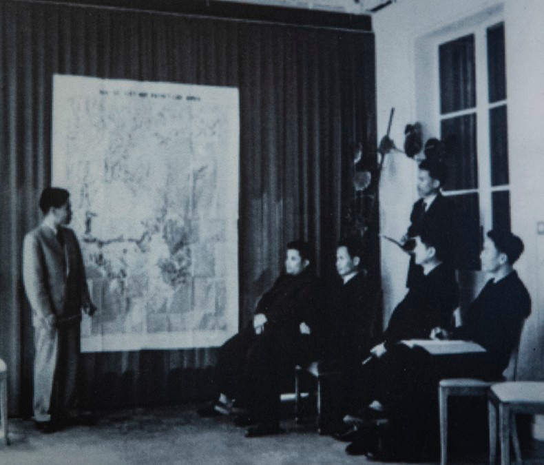 El viceministro de Defensa Ta Quang Buu informa a la delegación de la República Democrática de Vietnam en Ginebra sobre la situación en el campo de batalla de Indochina. El viceministro de Defensa Ta Quang Buu informa a la delegación de la República Democrática de Vietnam en Ginebra sobre la situación en el campo de batalla de Indochina.