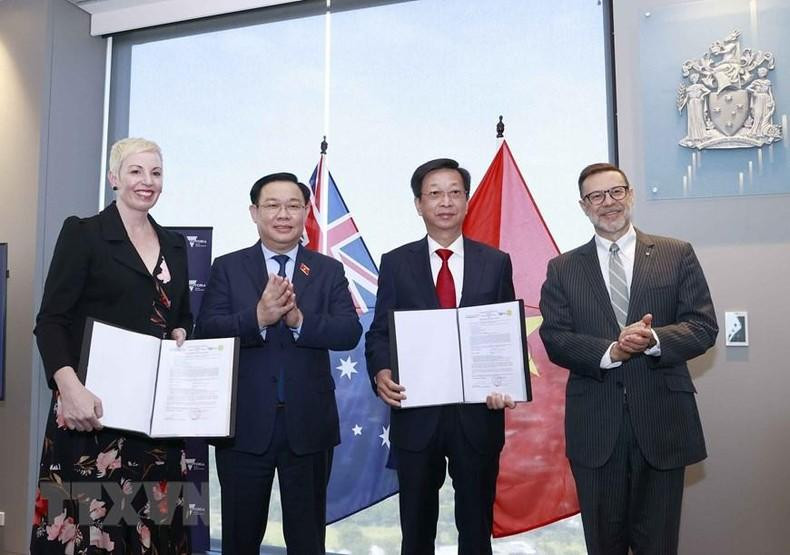 Dinh Hue fue testigo de la ceremonia de firma del memorando de entendimiento entre universidades australianas y vietnamitas. Dinh Hue fue testigo de la ceremonia de firma del memorando de entendimiento entre universidades australianas y vietnamitas.