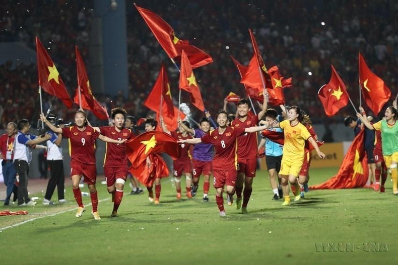 Fútbolistas “doradas” de Vietnam celebraron el 21 de mayo de 2022 su victoria en la final del fútbol femenino en los XXXI Juegos Deportivos del Sudeste Asiático (SEA Games 31) en el estadio de Cam Pha, en la provincia norteña de Quang Ninh. (Foto: VNA)