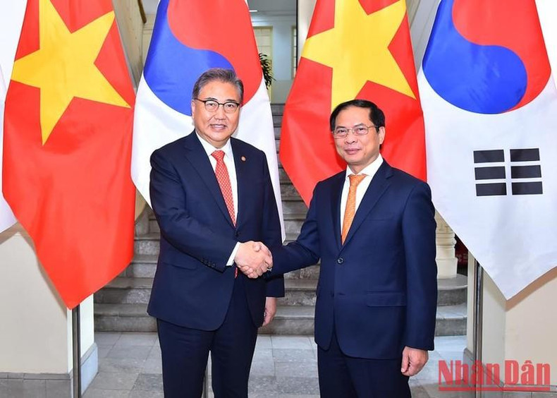 El mismo día, el canciller de Vietnam, Bui Thanh Son sostiene conversaciones con su homólogo surcoreano, Park Jin. El mismo día, el canciller de Vietnam, Bui Thanh Son sostiene conversaciones con su homólogo surcoreano, Park Jin.